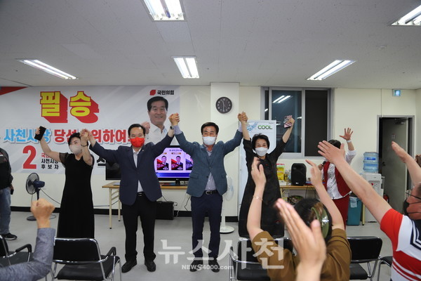  6월 2일 새벽 1시 현재 사천시장 선거 개표율이 57.21%를 넘기고 있는 가운데, 박동식 국민의힘 후보의 당선이 확실시 되고 있다. 