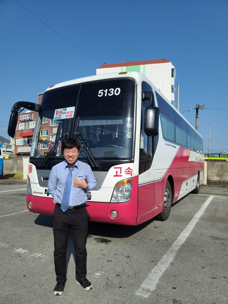 한겨레 씨는 부산교통 시외버스 기사로 삼천포-부산 구간의 우등버스를 운행하고 있다.