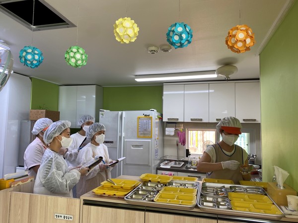 사천시어린이급식관리지원센터(센터장 김현영)가 지난 18일과 25일, 관내 어린이집 학부모를 대상으로 급식 관련 프로그램을 진행했다.
