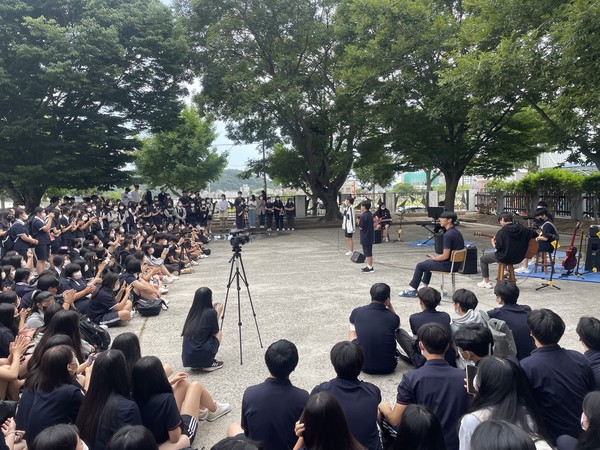 삼천포중앙고등학교 밴드동아리 ‘활주로’가 지난 6월 8일 하굣길 버스킹 공연을 열었다.(사진=삼천포중앙고)