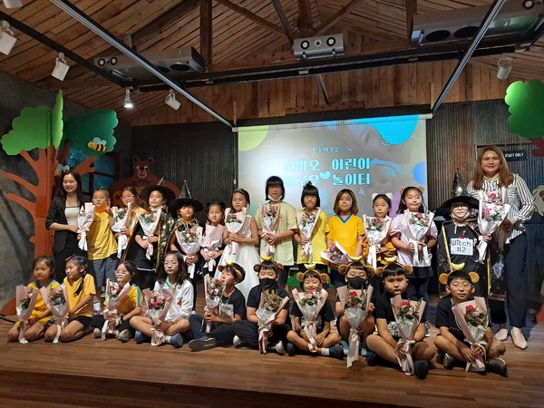 사천시가족센터가 6월 18일 ‘어린이 외국어교실’ 발표회를 가졌다. 이날 어린이들은 교실에서 배운 베트남어와 영어로 노래와 연극, 회화를 선보였다.(사진=사천시가족센터)