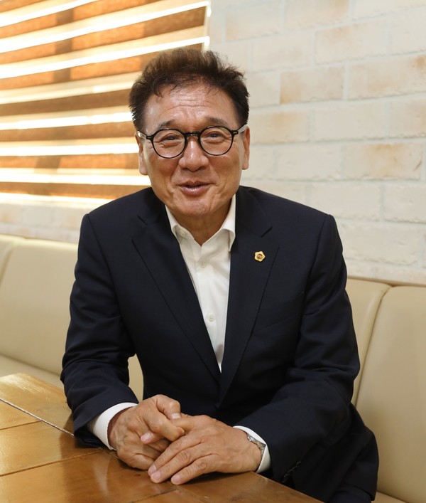 김현철 도의원은 삼천포 신항 여객터미널 신축 이전을 중요한 과제로 꼽았다.