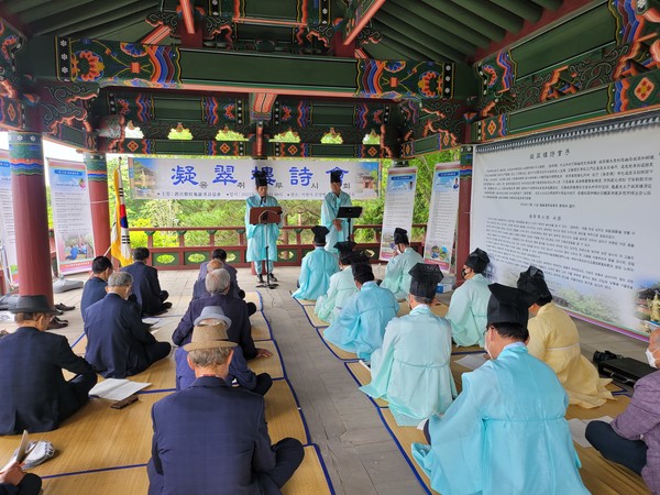 사천향교 구암한시협회(회장 정백림)가 6월 15일 곤양 응취루(凝翠樓)에서 시회(詩會)를 열었다.(사진=사천향교)