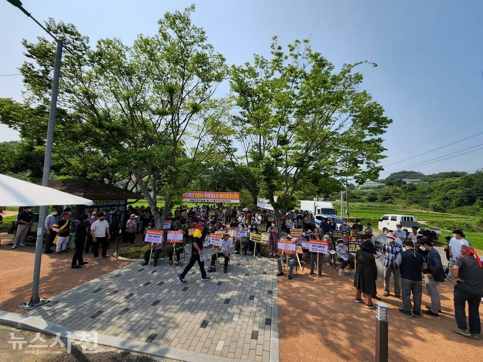 사천시 축동면 용산·용수·가산마을 주민 200여 명이 6월 22일 오전 용산마을 소공원 일원에서 마을 인근 폐기물 소각장 설립 반대 집회를 열었다. 