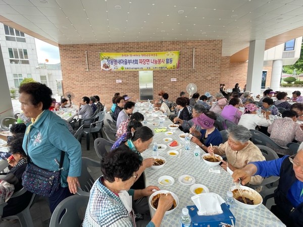 정동면새마을부녀회가 6월 21일 정동면행정복지센터 앞마당에서 짜장면 나눔 봉사활동을 펼쳤다.