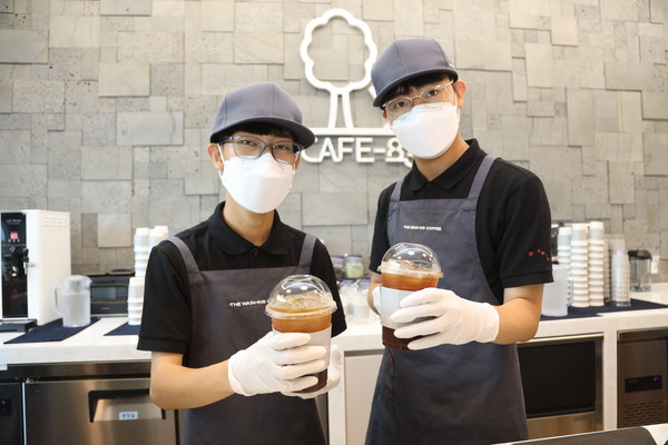 ‘카페831’에는 카페를 여는 것이 꿈인 진영헌(왼쪽), 진영빈 형제가 함께 근무하고 있다. 형제는 부지런히 커피를 내리며 꿈을 향한 발걸음을 내딛고 있다.