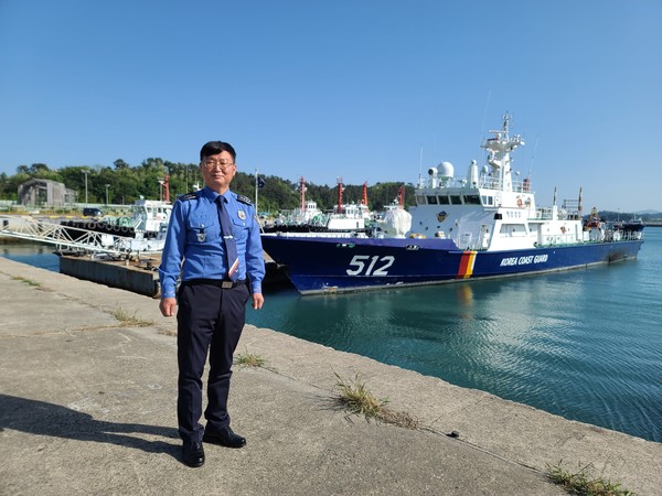 2022년 봄, 사천해양경찰서가 처음 문을 연 가운데, 옥창묵 초대 서장이 사천해경 함정 앞에 선 모습.