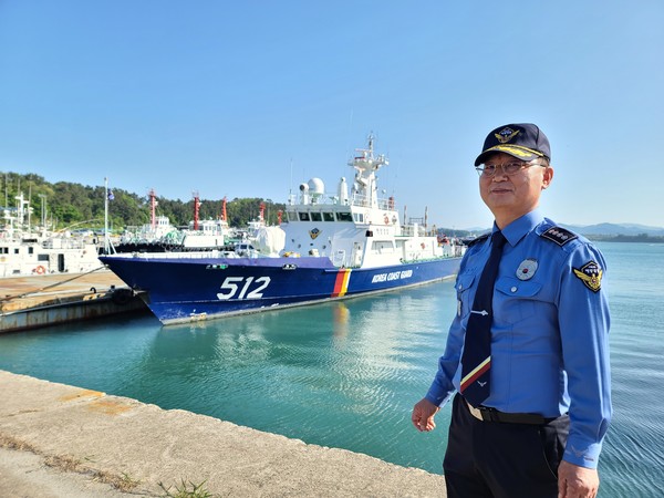 옥창묵 초대 사천해양경찰서장이 사천해경 함정 앞에 선 모습.