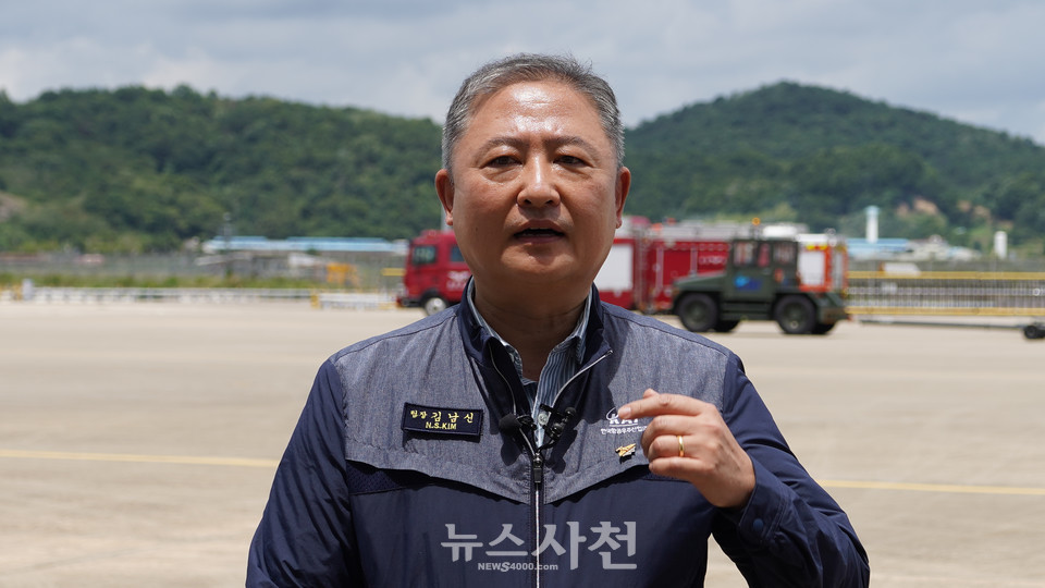 KF-X 사업관리팀 김남신 팀장이 KF-21(한국형전투기 보라매)의 지상 활주 시험 후에 브리핑을 하고 있다.