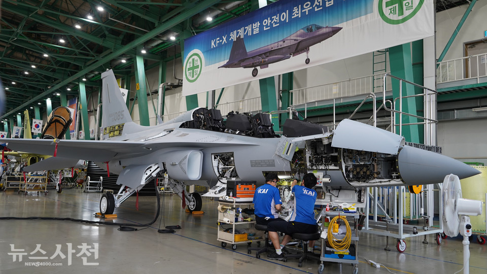 한국항공우주산업(=KAI)의 TA-50 생산 라인에서 작업자들이 최종 총 조립단계에서 비상전원을 공급하는 배터리 설치 작업을 하고 있다.