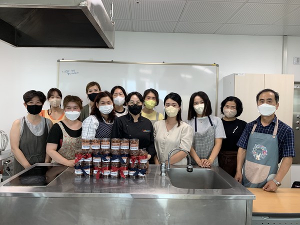 사천시여성회관 수강생들이 7월 7일 ‘건강 간식 나눔’ 봉사활동을 펼쳤다.(사진=사천시여성회관)