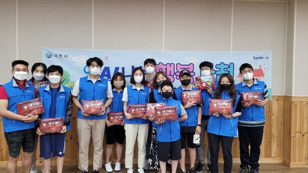 한국항공우주산업㈜(이하 KAI) 나눔봉사단이 7월 16일 사천시자원봉사센터에서 비상 배낭을 꾸리기 행사를 진행했다.(사진=사천시)