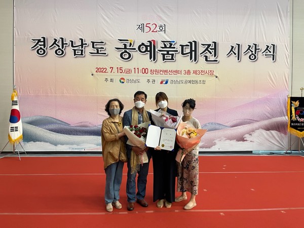 제52회 경상남도 공예품대전에서 사천시공예협회 회원들이 은상을 비롯해 4개의 상을 수상했다.(사진=사천시)