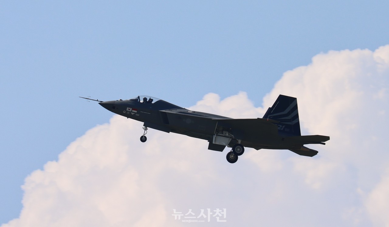 한국항공우주산업(주)(이하 KAI)에서 체계개발 중인 한국형 전투기 보라매(KF-21)이 19일 오후 3시40분 사천비행장을 이륙하는 모습.