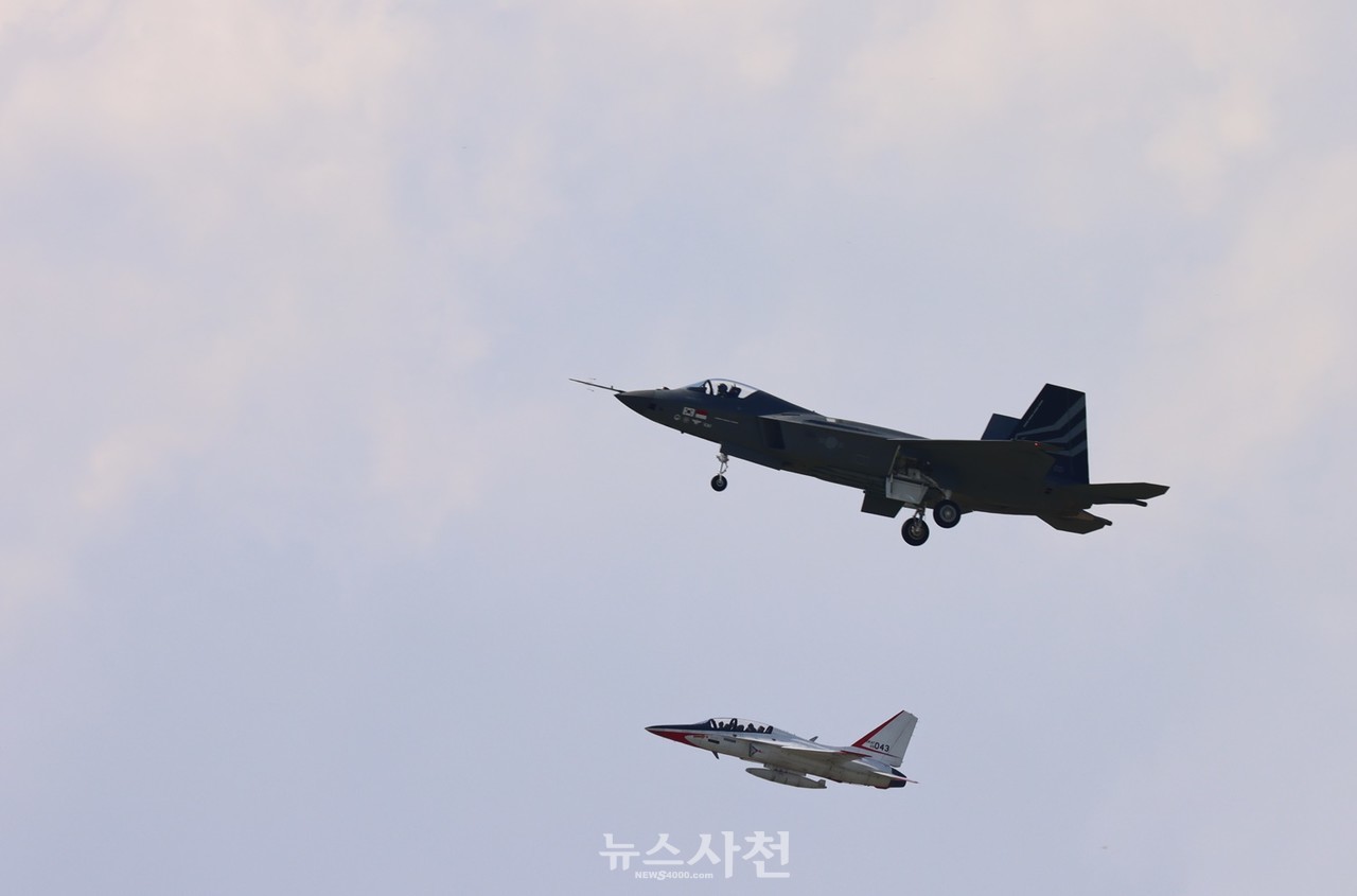 한국항공우주산업(주)(이하 KAI)에서 체계개발 중인 한국형 전투기 보라매(KF-21)이 19일 오후 3시40분께 사천 상공을 날아올랐다.  