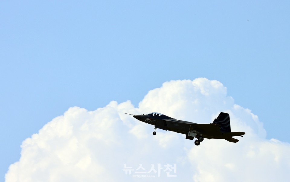 한국형 전투기 보라매(KF-21)가 지난 19일 최초 시험 비행에 성공했다. 앞으로 2200여 회의 시험 비행이 남아 있지만, 사천을 중심으로 한 국내 항공산업 기술력을 세계에 알린 쾌거로 기록됐다. 한국형 전투기 보라매(KF-21)가 19일 오후 공군 제3훈련비행단 활주로를 이륙한 모습.  