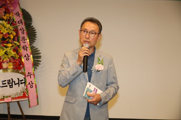 제9회 박재삼문학상을 수상한 복효근 시인이 수상소감을 발표하고 있다.
