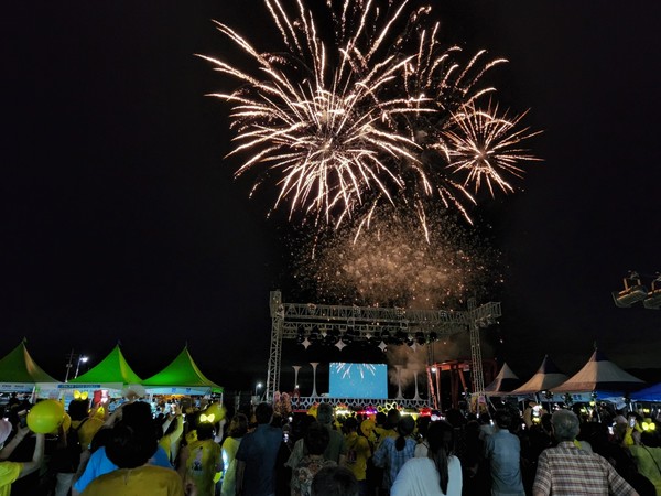 7월 30일 저녁 축제의 하이라이트인 불꽃놀이와 장구의 신 박서진 등 초대가수들이 펼치는 화려한 축하 공연이 이어졌다.(사진=서포면행정장치센터)