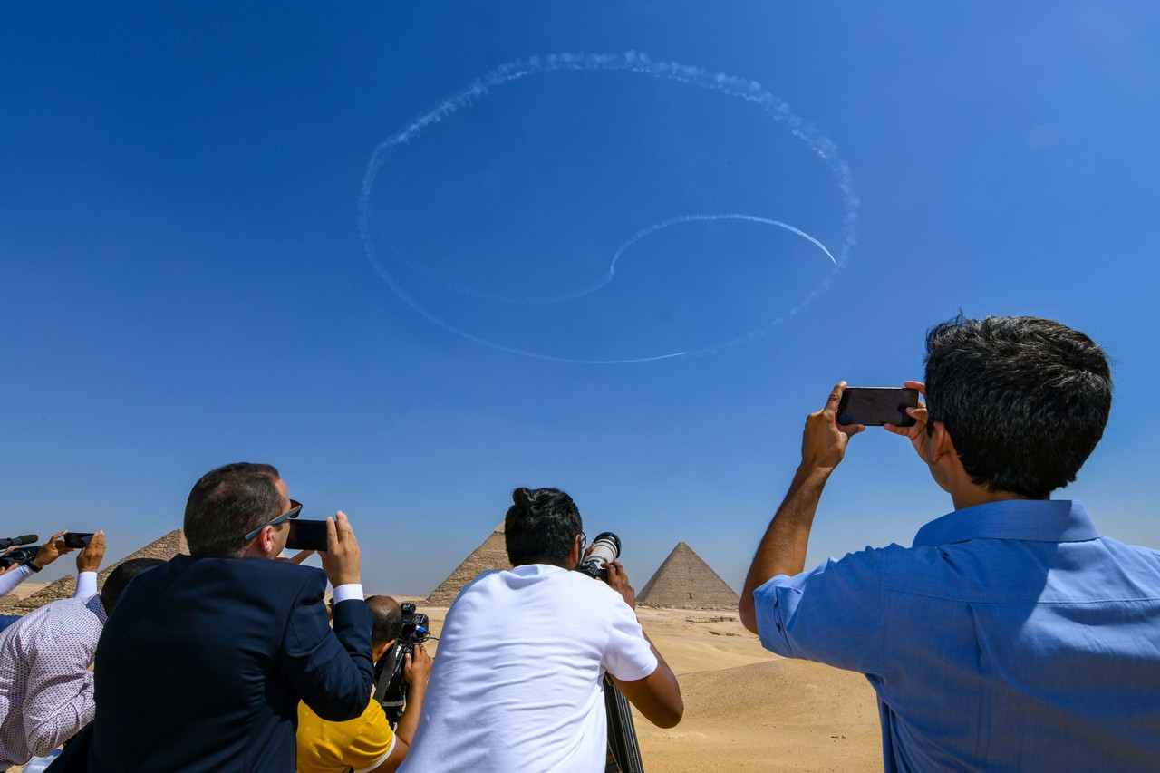 대한민국 공군 특수비행팀 블랙이글스가 이집트 피라미드 상공에서 화려한 에어쇼를 선보였다. (사진=공군)