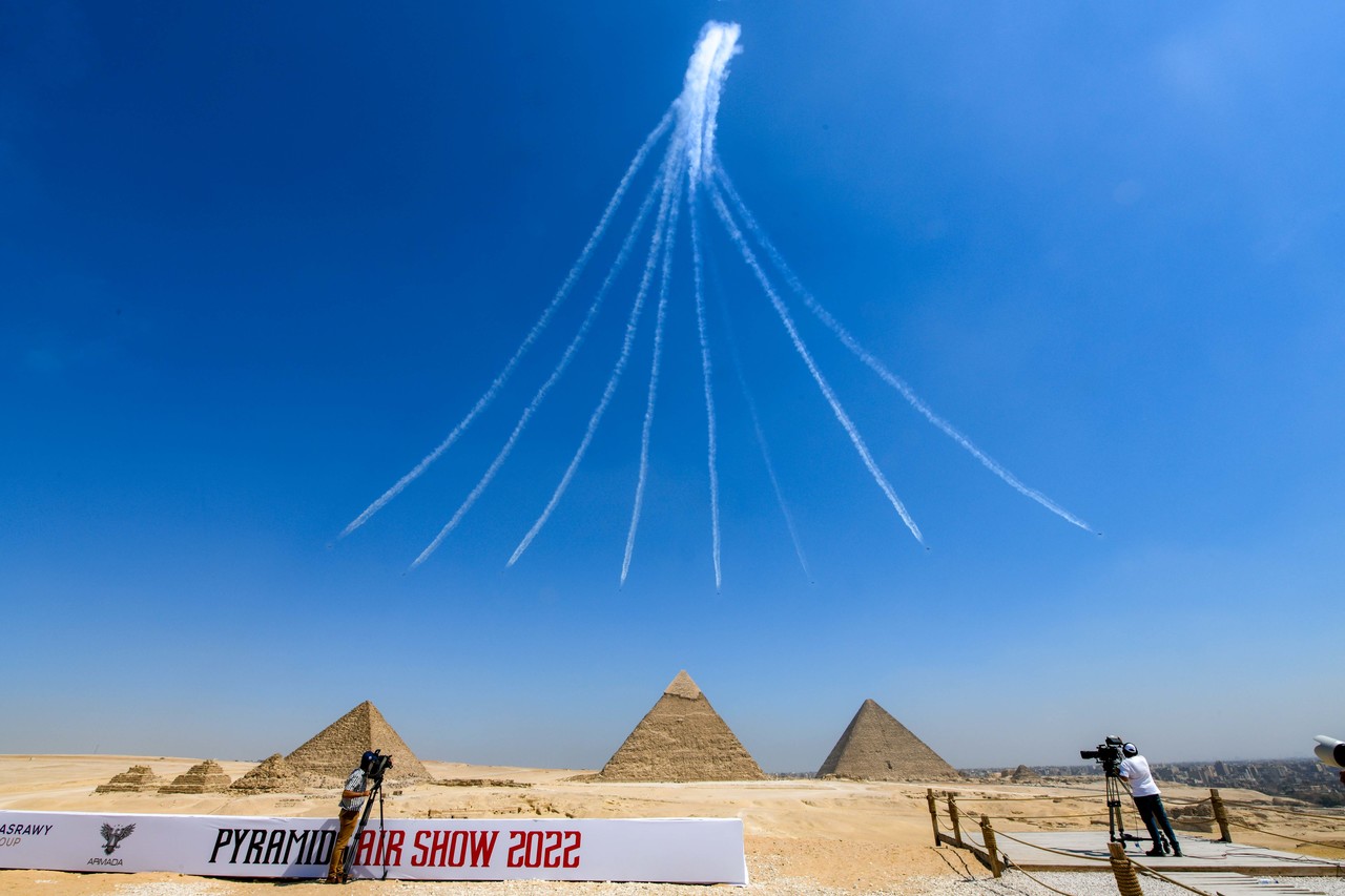 대한민국 공군 특수비행팀 블랙이글스가 이집트 피라미드 상공에서 화려한 에어쇼를 선보였다. (사진=공군)