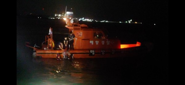 사천해양경찰서(서장 옥창묵)가 삼천포대교에서 바다로 투신한 30대 남성 A씨를 구조했다고 12일 밝혔다.(사진=사천해경)