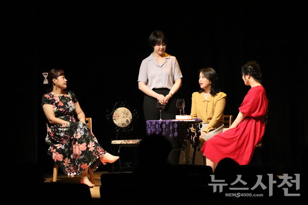  ‘여자는 무엇으로 사는가’ 연극 공연 모습. 왼쪽부터 장영화, 동가람, 이상화, 이지민 씨