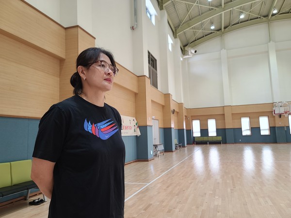 신원화 사천시청 여자농구당 감독이 훈련중인 선수들을 지켜보고 있다.