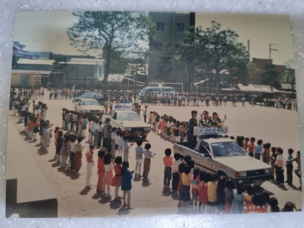 1986년 삼천포초등(국민)학교 여자농구단이 전국대회 우승 뒤 카퍼레이드하는 모습.(사진=신원화 감독)