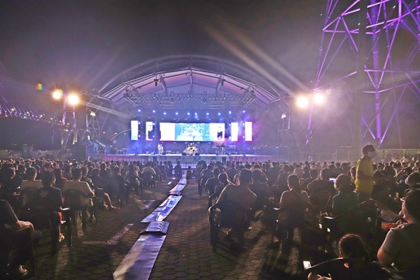 ​이날 행사장에는 2,500여 명의 시민들이 공연을 찾아 '사천 락페스티벌'의 열기를 끌어올렸다.