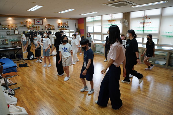 여름방학동안 뮤지컬 연습에 구슬땀을 흘리고 있는 사천학생뮤지컬 단원들(사진=사천교육지원청)