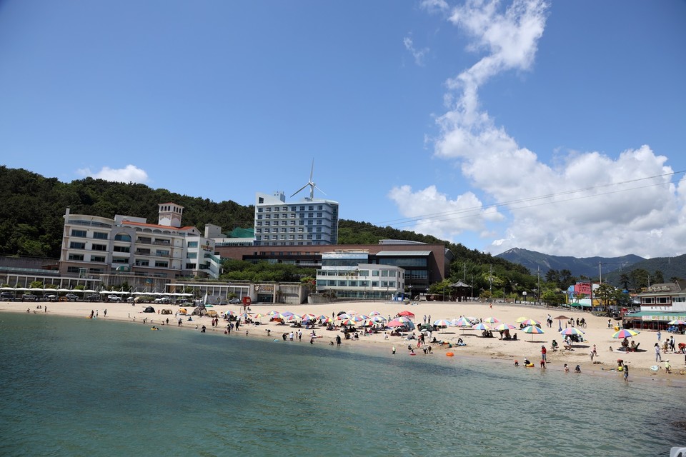 사천시 향촌동에 있는 남일대해수욕장이 45일(7월 8일~8월 21일)간의 운영을 마치고 8월 21일 폐장했다.