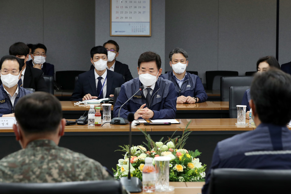 김진표 국회의장이 8월 29일 오전 한국항공우주산업(주)(이하 KAI)를 방문해, 국회 차원의 법·제도 정비 등을 약속하고, KF-21 소음피해와 관련해, 군소음보상법 개정안을 잘 살펴보겠다고 밝혔다.  (사진=KAI)
