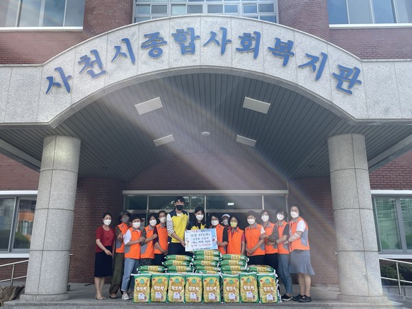 한전KPS(주) 삼천포사업처(처장 김용봉)가 6일 사천시종합사회복지관을 방문해 쌀 50포대(125만원 상당)를 기탁했다.(사진=사천시)