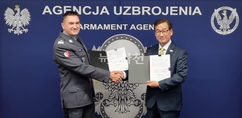 FA-50 실행계약에 서명한 아르투르 쿱텔 폴란드 군비청장(사진 왼쪽)과 KAI 강구영 사장(사진=KAI)