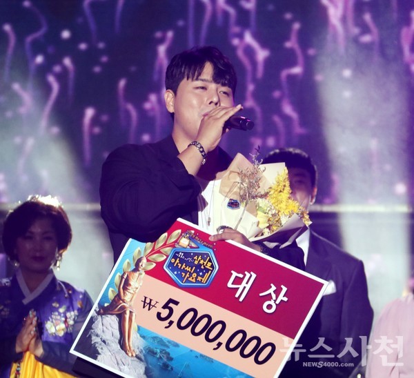 제11회 삼천포아가씨가요제에서 매력적인 음색과 탄탄한 라이브 실력으로 우승의 영예를 안은 박성현 씨.