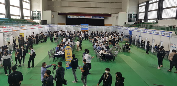 ‘2022년 사천시 항공특화 채용박람회’는 지난 22일 오후 1시부터 5시까지 사천체육관에서 열렸다.(사진=사천시)