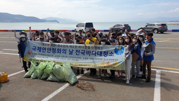 사천시 청소년수련관 방과후아카데미가 국제연안정화의 날을 맞아 지난 17일 사천지역 연안 바다 대청소를 진행했다.(사진=청소년수련관)