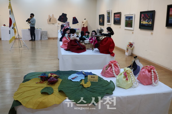 제4회 사천시 천연염색·규방공예 작품전시회가 사천시문화예술회관 전시실에서 열렸다.