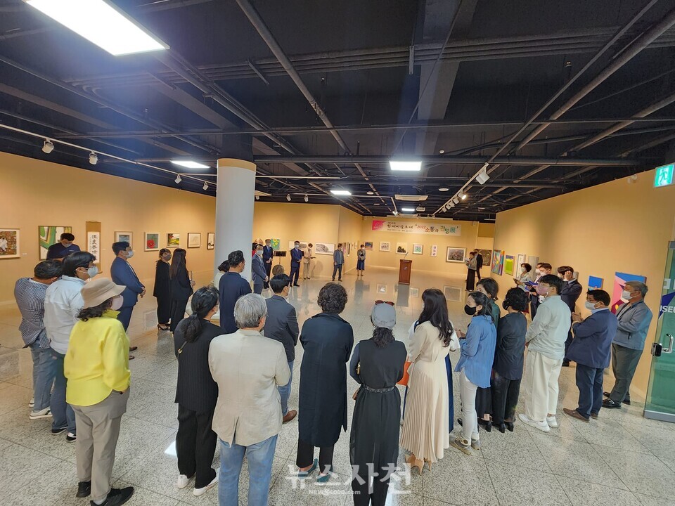 ‘제14회 한려미술초대전’(부제: 2022소통과 관망전)이 한국미술협회 사천시지부(지부장 이용우) 주관으로 10월 5일부터 12일까지 열린다. 사진은 5일 열린 오픈 행사 모습.