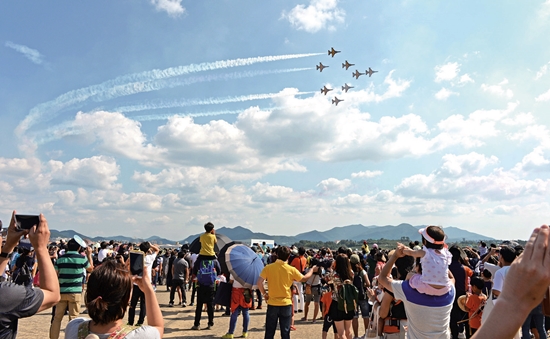 지난해 사천에어쇼 공군특수비행팀 블랙이글스 곡예 비행 장면.