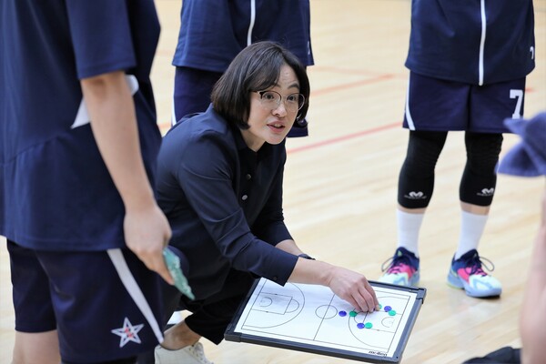 경기 중 코칭을 하고 있는 사천시청 여자농구단의 신원화 감독.(사진=신원화 감독)