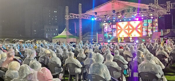 비가 내려도 자리를 떠나지 않고, 사천문화재단이 제공한 우비를 입고 공연을 즐기는 사천시민들.(사진제공=사천문화재단)
