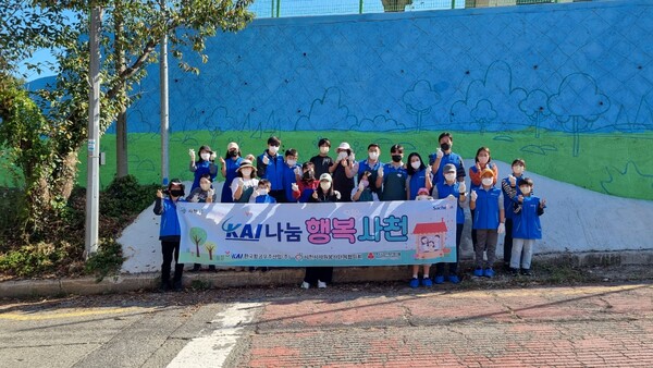 카이나눔봉사단이 10월 15일 곤양초등학교 벽화 그리기 봉사활동을 진행했다.(사진=사천시)
