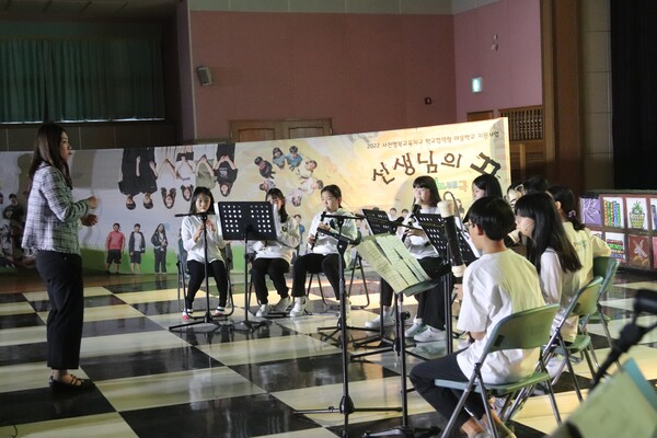 이날 공연의 시작을 알린 학생들의 리코더 연주.