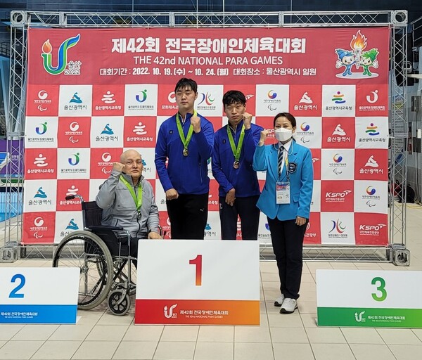 제42회 전국장애인체육대회에서 수영의 강창완 선수(가운데 왼쪽)가 금3·은2, 탁구의 정의남 선수(가운데 오른쪽)가 은메달 하나를 차지했다.(사진=사천시)