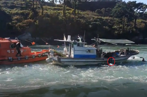 사천해양경찰서와 사천소방서가 10월 27일 낮 12시 54분께 초양섬 북서방 0.1해리 해상에서 물에 빠진 70대 남성을 구조했다.(사진=사천해양경찰서)