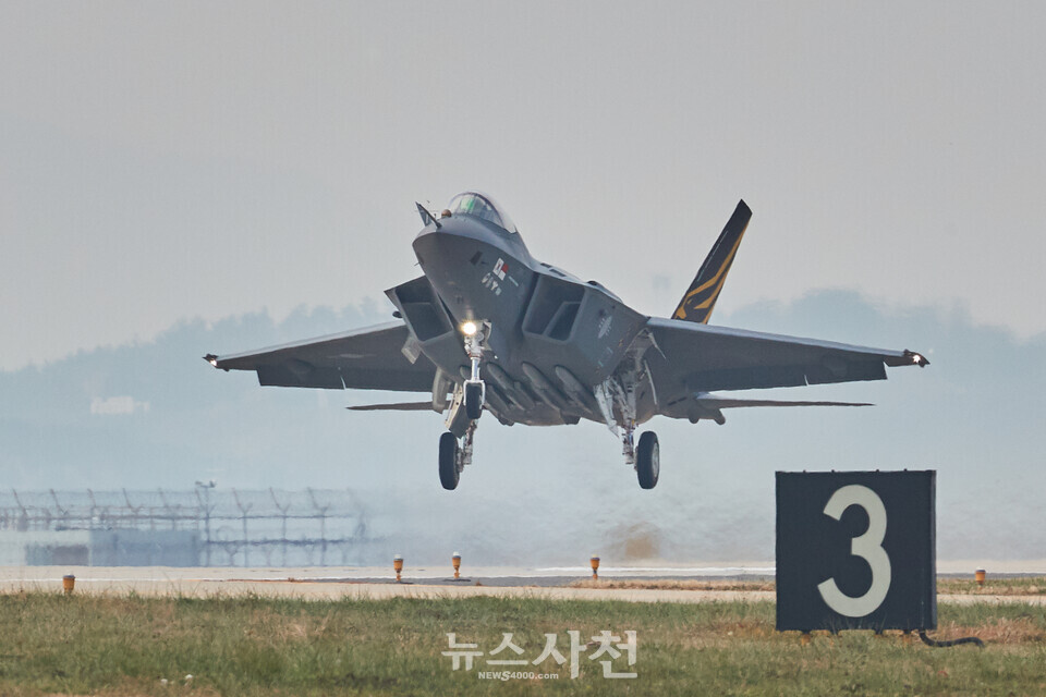 한국형전투기 KF-21 보라매 시제 2호기가 11월 10일 오전 최초비행에 성공했다.(사진=방위사업청)