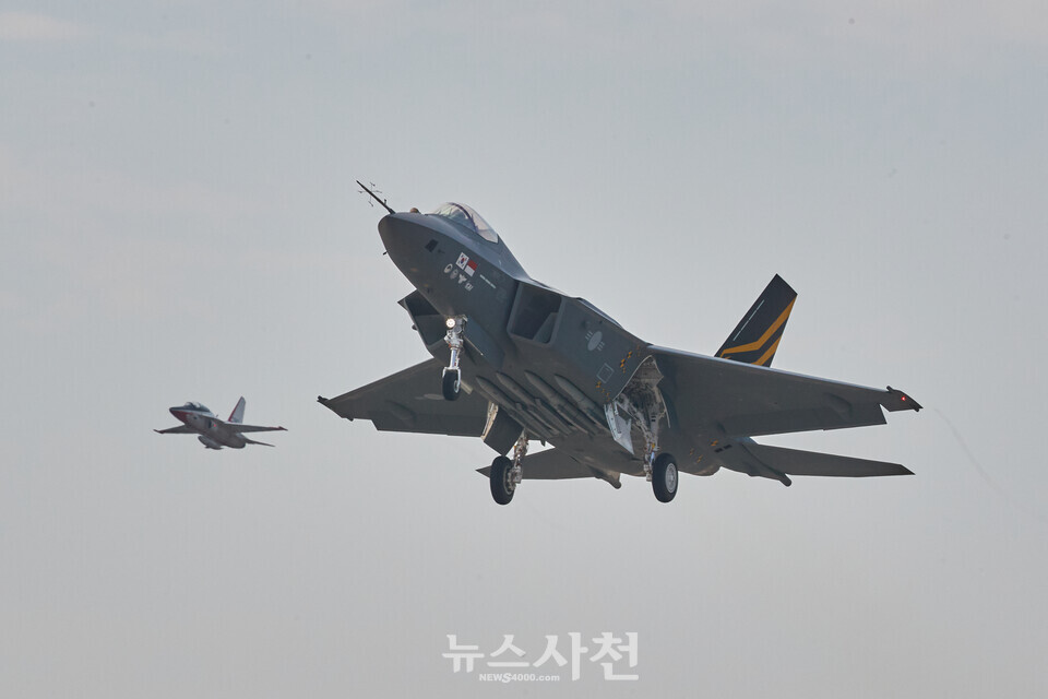 한국형전투기 KF-21 보라매 시제 2호기가 11월 10일 오전 최초비행에 성공했다.(사진=방위사업청)