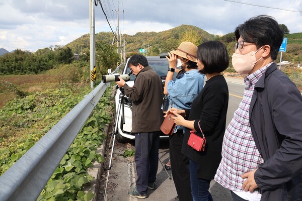 경남탐조클럽 회원들이 화포천 근처에서 새들을 관찰하고 있다. 