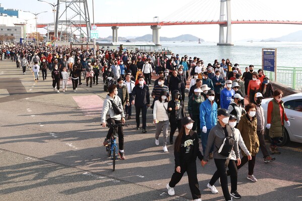 2022년 사천시민 한마음 걷기대회가 지난 11월 18일 오후 시민 2500여 명이 참가한 가운데 열렸다.(사진=사천시)